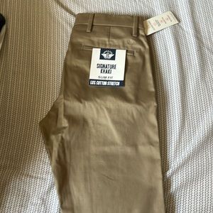 Brand new Dockers Signature khaki pants (30x32)